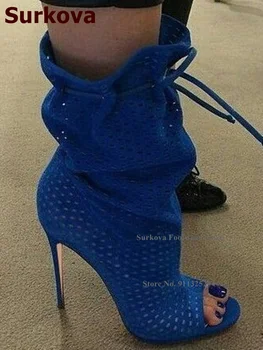 Antilop čizme Surkova Kraljevske plave je boje s obrubom i malim rupama, od manekenske cipele na tankim visokim potpeticama sa uvezivanje, sandale s otvorenim vrhom u kavez s рюшами, booties